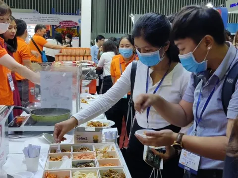 Xếp hàng chờ thưởng thức hải sản tại hội chợ thủy sản lớn nhất Việt Nam