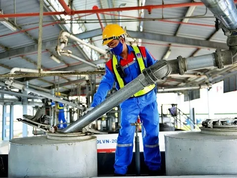 Giá dầu tăng kỷ lục nửa đầu 2022, DN dầu khí "kẻ khóc người cười"