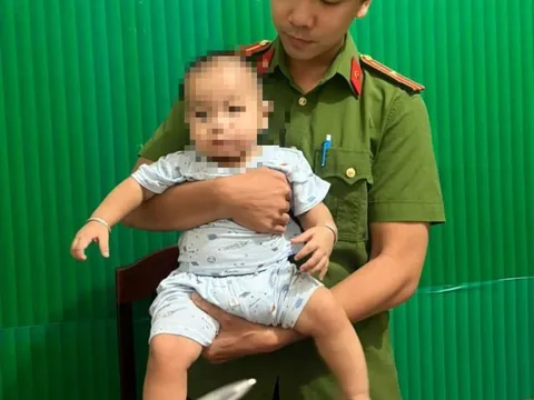 Nghe tiếng khóc, tìm đến vườn cao su thấy bé gái chưa đầy tuổi nằm 1 mình
