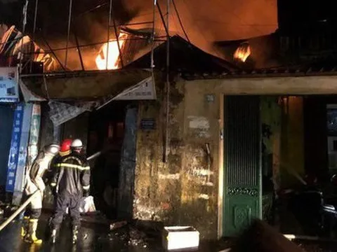 4 căn nhà ở Hà Nội bốc cháy ngùn ngụt lúc rạng sáng