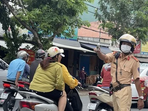 CLIP: Vì sao tài xế gắt gỏng với CSGT đội Hàng Xanh?