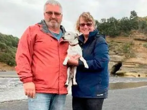 Nhận "án tử" từ bác sĩ, hai vợ chồng già rong ruổi khắp nơi trên xe nhà di động để tận hưởng khoảng thời gian cuối cùng