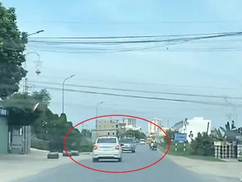 Ôtô liên tiếp lạng lách, đánh võng, tạt đầu khiến người đi đường hú vía