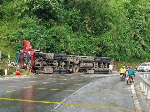 Xe đầu kéo lật, tài xế tử vong, phụ xe bị thương