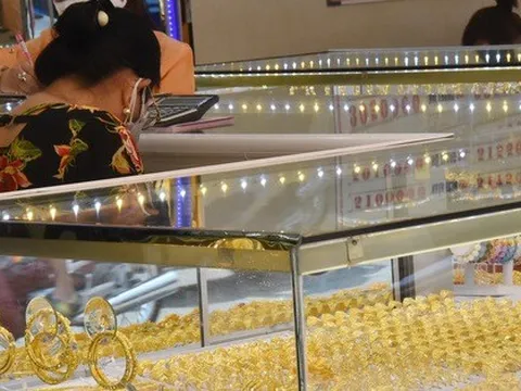 Giá vàng hôm nay 27-8: Giảm mạnh, chứng khoán quốc tế bốc hơi dữ dội