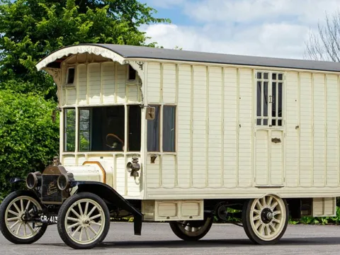 Nhà di động từ ô tô đầu tiên thế giới: 108 tuổi vẫn nguyên vẹn, tiện nghi bất ngờ