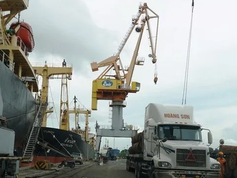 Giá dầu diesel ngang giá xăng, vận tải hạng nặng kêu khó