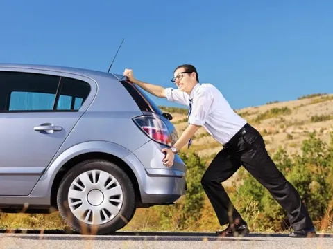 Luật giao thông kỳ lạ trên thế giới: Phạt xe đi té nước, vượt đèn đỏ vào tù, hết xăng bị phạt