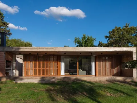 Ngôi nhà một tầng, mái bằng thanh bình giữa những khoảng đệm xanh