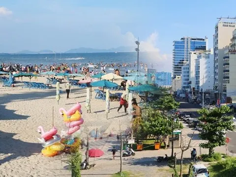 Không còn cảnh chen chúc, đường phố Vũng Tàu thông thoáng, người dân đội nắng tắm biển trong chiều 1/9