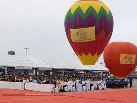 Hàng nghìn du khách đổ về lễ hội sầu riêng để ngắm khinh khí cầu