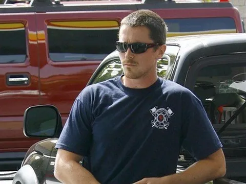 Vì sao ‘Người Dơi' Christian Bale có 120 triệu USD nhưng chỉ lái xe Toyota cũ thay vì Ferrari?