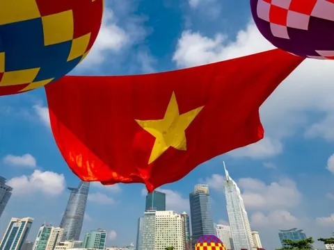 Tp.HCM thả khinh khí cầu kéo đại kỳ 1.800m2 mừng lễ Quốc khánh 2/9