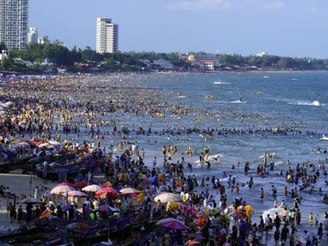 Du khách chật như nêm ở bãi biển Vũng Tàu chiều 2-9