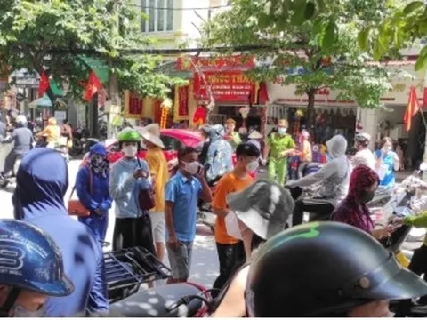 Người dân xếp hàng mua bánh Trung thu