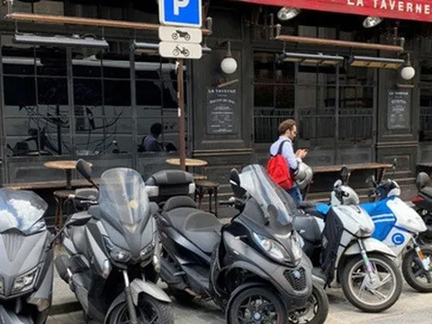 Tranh cãi trước quyết định tăng phí đỗ xe máy chạy xăng tại Pháp