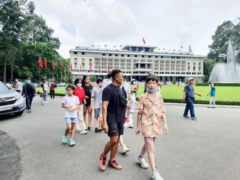 Dịp 2-9: Chật kín khách du lịch đi city tour, điểm vui chơi ở TP HCM