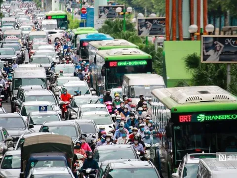 Giao thông Hà Nội ùn tắc, xe buýt nhanh "bất động" sau kỳ nghỉ lễ
