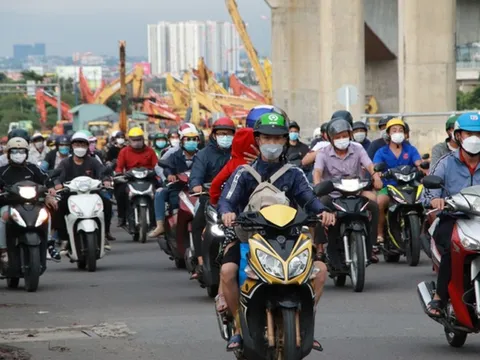 TP HCM: Mưa lớn, người dân chật vật quay trở lại thành phố