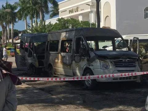 Kinh hoàng cảnh 3 ô tô bốc cháy ngùn ngụt, cột khói đen cao hàng chục mét