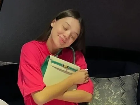 Bùi Tiến Dũng xứng đáng là "chồng quốc dân", tặng túi nửa tỷ đồng cho vợ