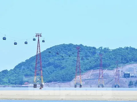 Cận cảnh cáp treo vượt biển dài nhất Bắc Trung Bộ