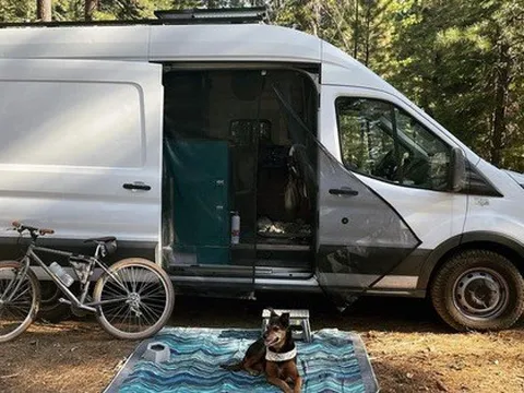 Biến Ford Transit thành nhà di động: Nhỏ nhưng thực dụng cho cô nàng độc thân
