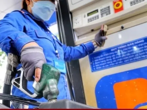 Lần đầu tiên trong lịch sử giá dầu đắt hơn xăng: Có bất thường?