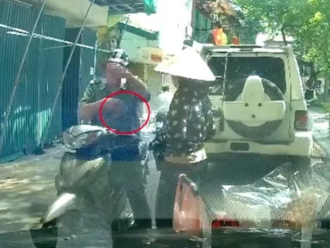 Xác minh clip cán bộ tự quản nghi nhận tiền từ 2 người bán hàng rong
