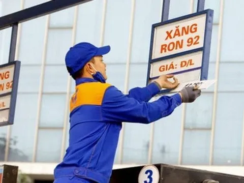 Giá xăng giảm, dầu tăng giá mạnh