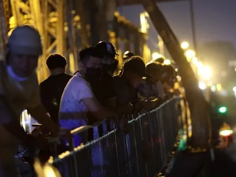 Hà Nội: Xuyên đêm tìm kiếm đôi nam nữ nhảy cầu Long Biên