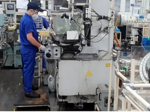 Giá dầu cao hơn giá xăng tiềm ẩn nhiều hệ lụy