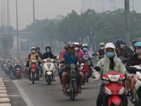 Sương mù bao phủ, TP.HCM mờ ảo như Đà Lạt