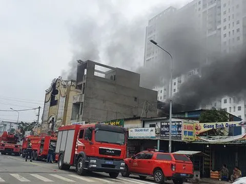 Vụ cháy quán karaoke ở Bình Dương: Khói vẫn bốc cao, công tác tìm kiếm tiếp tục