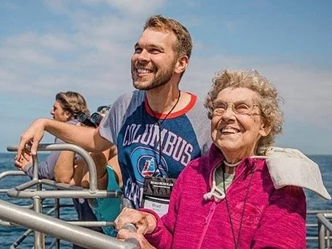 Cháu trai đưa bà nội đi hơn 80.000 km đường, qua 63 công viên khắp nước Mỹ