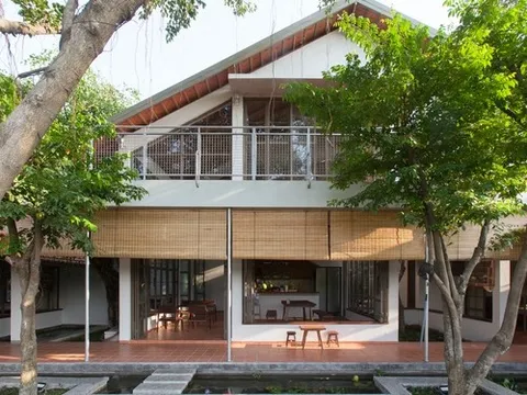 Ngôi nhà nhỏ ở vị trí 'bị lãng quên', chìm trong bóng mát 11 cây cổ thụ