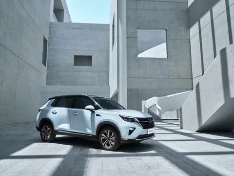 Cận cảnh chiếc SUV "uống" 4,6 lít xăng/100km, giá chỉ 300 triệu đồng