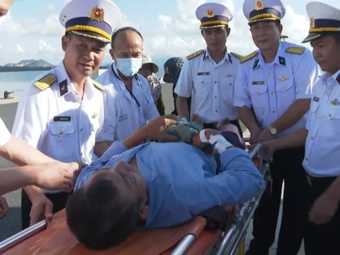 Khánh Hòa: Đưa ngư dân tỉnh Quảng Ngãi bị bệnh về đất liền điều trị