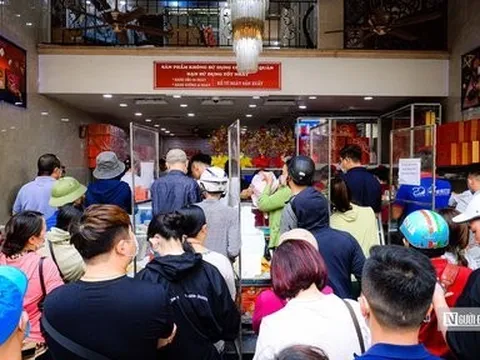 Cận rằm tháng Tám, người dân xếp hàng dài chờ mua bánh trung thu