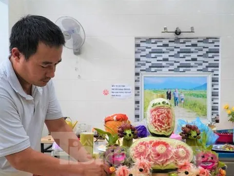 Mâm cỗ Trung thu 'hút khách', làm xuyên đêm không hết việc