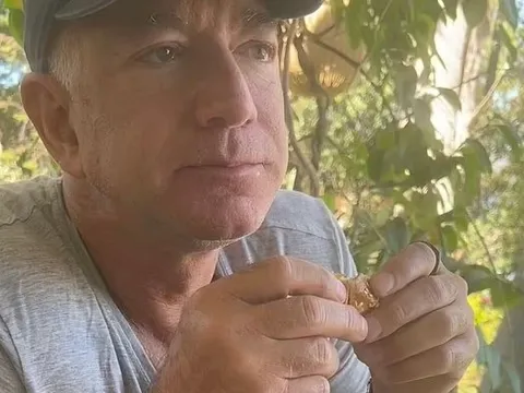 Tỷ phú Jeff Bezos ôn lại kỷ niệm từng là nhân viên nướng thịt tại McDonalds