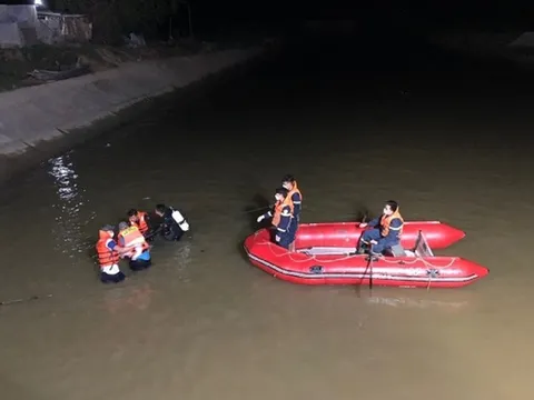 Ra đồng tôm chơi, 3 nữ sinh chết đuối thương tâm