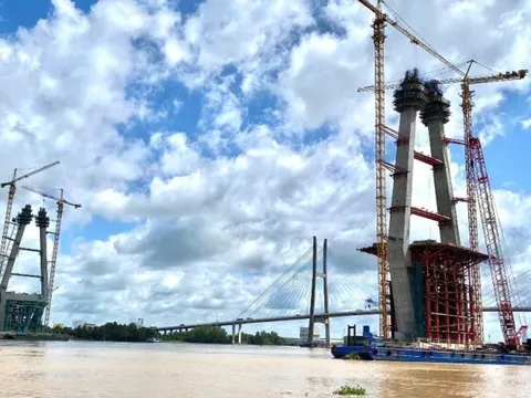 Tập kết đưa xe đúc về công trường thi công cầu Mỹ Thuận 2