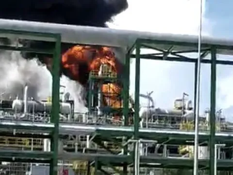 Khói ngùn ngụt, lửa bốc cao tại dự án hóa dầu Long Sơn