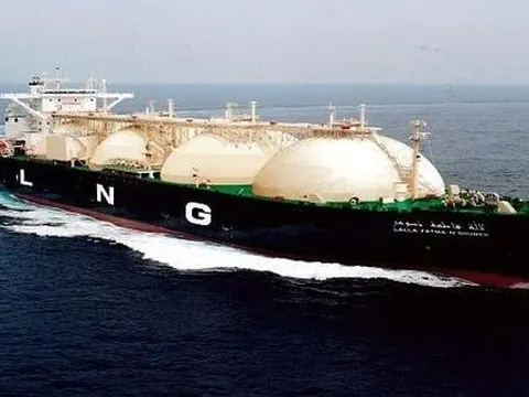 Tranh mua LNG để chuẩn bị cho mùa đông, các nhà nhập khẩu chơi lớn thuê nguyên tàu làm 'kho nổi' để trữ được nhiều hơn