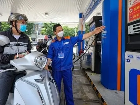 Giá xăng giảm 430 đồng/lít, giá dầu diesel tăng mạnh