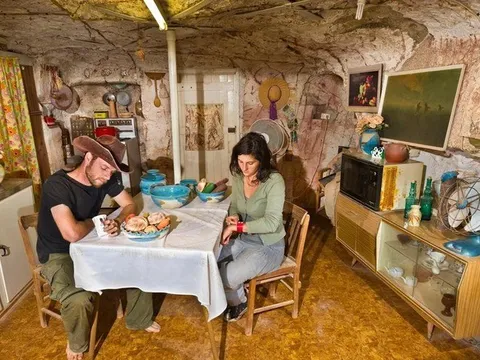 Độc đáo thị trấn dưới lòng đất, từ nhà ở đến nhà hàng, khách sạn, quán bar đều có đủ