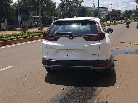 CLIP: Kinh hoàng ô tô tông 3 thiếu niên văng xa nhiều mét