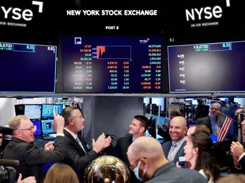 Chứng khoán giữ đà tăng, giá dầu khó đột phá do Covid