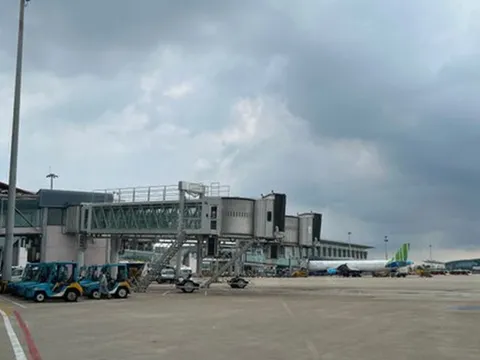 Cặp vé bay 3 triệu đồng, hết gần một nửa là thuế phí